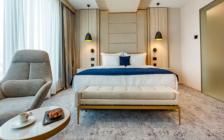 DELUXE ROOM WITH MOUNTAIN VIEW