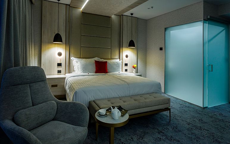 PLAZA CONNECTING FAMILY ROOMS