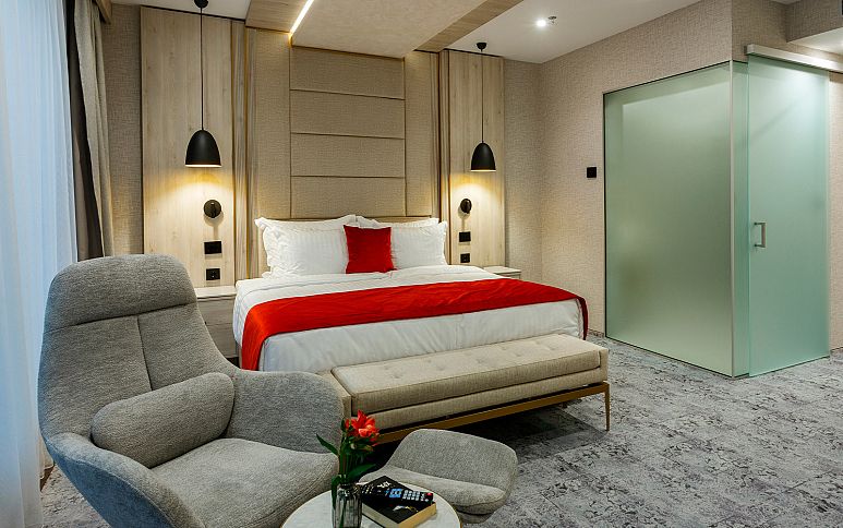 PLAZA CONNECTING FAMILY ROOMS