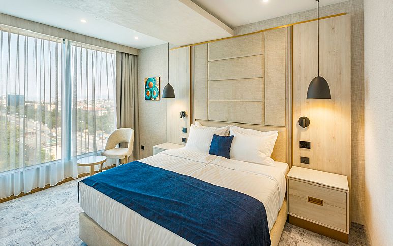 PLAZA CORNER ROOM WITH BALCONY
